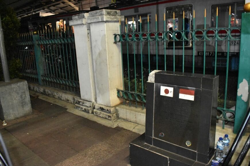 事故現場のブカシティムール駅は円借款による政府開発援助案件として2017年10月に開業した。円借款協力で建設されたことを示す石碑。なんとも切ない気持ちになる（筆者撮影）