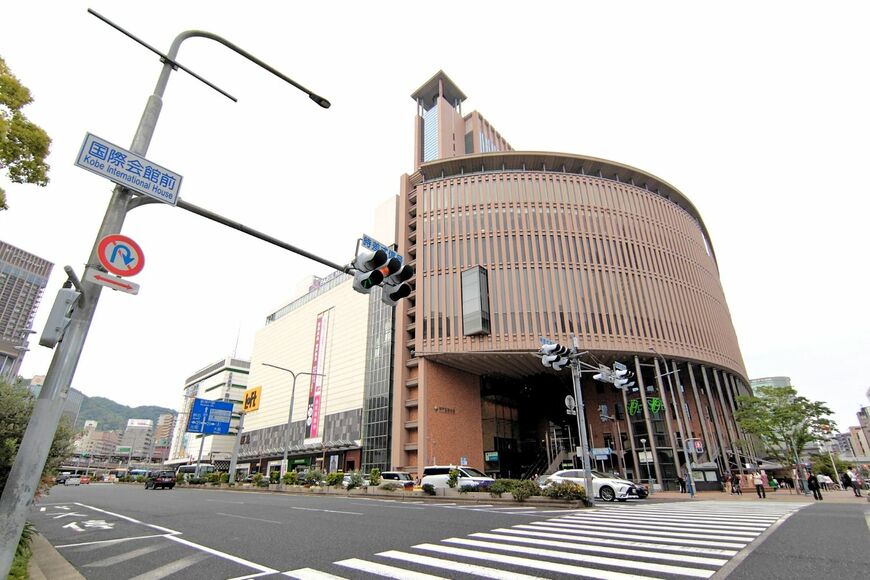 神戸市中央区の国際会館前交差点。画面左奥に阪神と阪急の神戸三宮駅、JRの三ノ宮駅がある（編集部撮影）