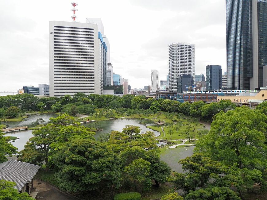 浜松町駅付近に広がる旧芝離宮恩賜庭園。この地下を横須賀線のトンネルが通っている（記者撮影）