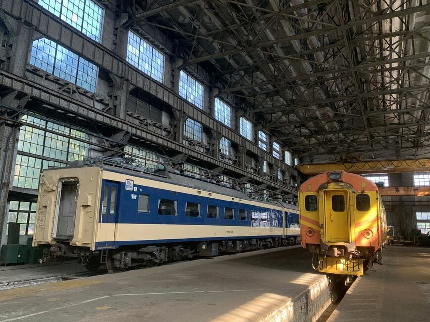 JR東日本から譲渡を受けた583系と並ぶ初代自強号EMU100（写真提供：洪致文）