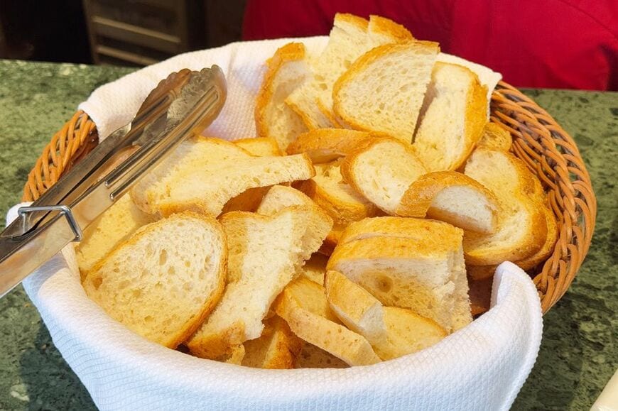 パンも日替わり。カゴには数種類のパンが入っているので、お好きなパンを選びます（筆者撮影）