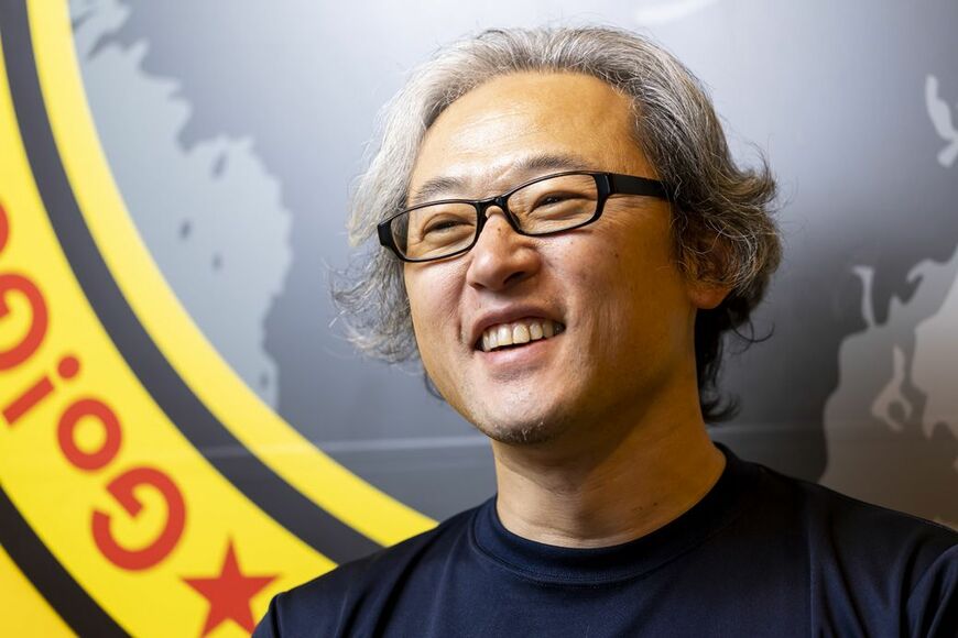 2023年3月からゴーゴーカレーグループの社長に就任した西畑誠氏。数々の大手IT企業で手腕を発揮し、近年ではフードデリバリーのドアダッシュや、同社が買収したウォルトで経営に携わる。元来ゴーゴーカレーのファンで、箱買いして自宅に常備。九州出身のため「男児」の通称で馴染まれているそうだ（撮影：今井康一）