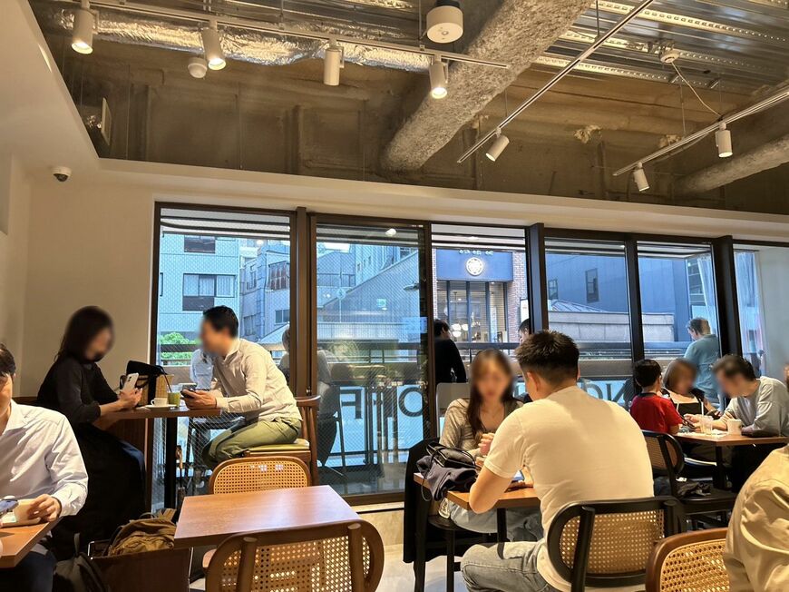 麻布十番店の内観。2回ワンフロアでテラス席があるのが特徴（写真：筆者撮影）