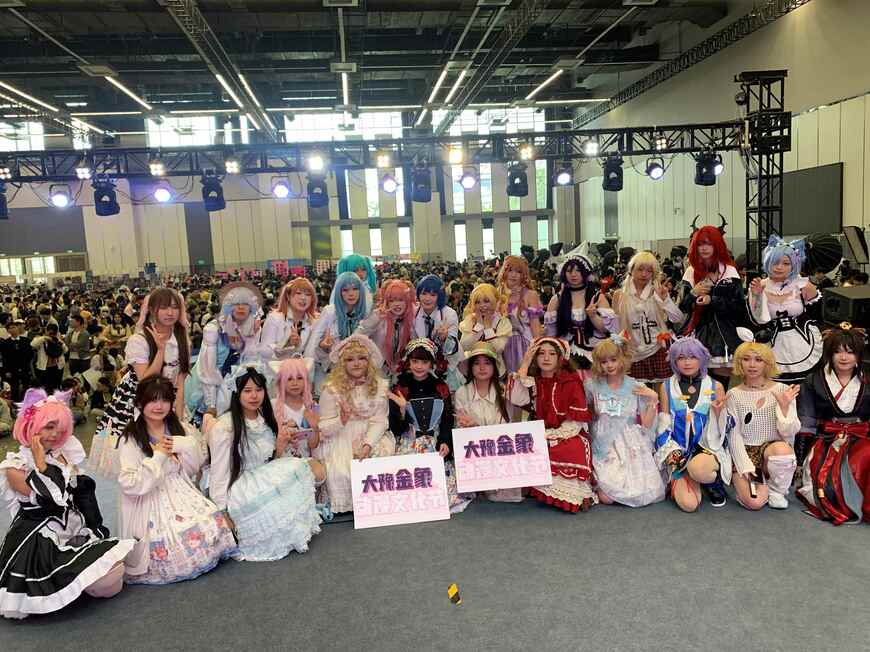 在中国,她也怀着洛丽塔时尚“领军人物”的使命感,与粉丝们进行亲切的交流。