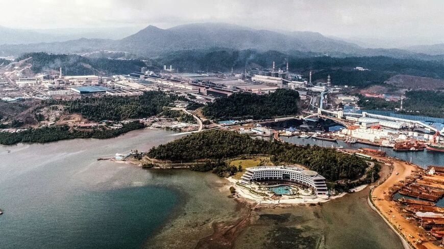 青山控股集団はインドネシアのスラウェシ島にステンレス鋼とニッケル鉄合金の巨大な生産拠点を築いたが、市場環境は厳しい（写真は現地のモロワリ工業団地のウェブサイトより）