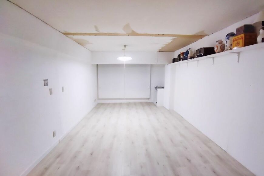 リフォーム時はこんな感じ。1Kだった部屋の、間仕切りと押し入れをぶち抜いて、12畳ほどの箱みたいな空間にして暮らしています（筆者撮影）