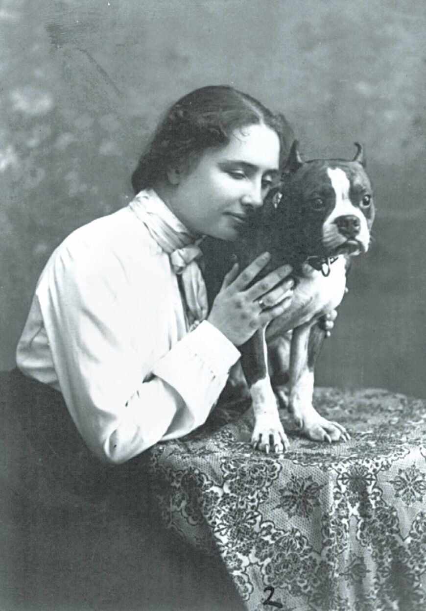 ヘレン・ケラーとフィズ。1902年、ボストンにて（写真：Library of Congress）