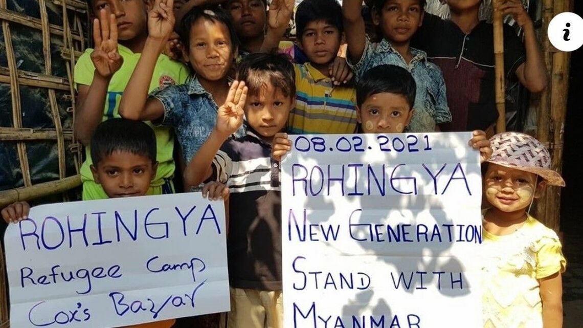 バングラデシュのロヒンギャ難民キャンプで、ミャンマーの抗議デモに賛同の意思を示して3本指を立てるロヒンギャの子供たち（写真：フェイスブックより）