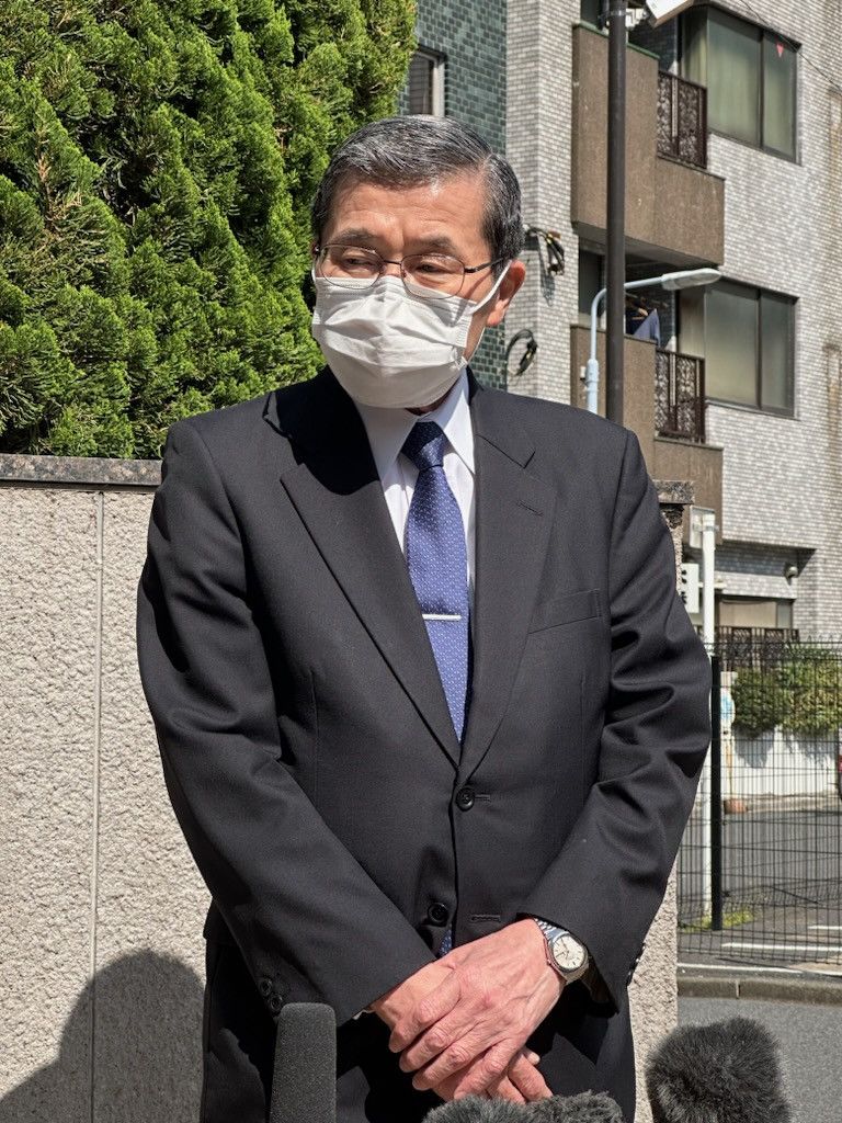 3月、記者団の取材に応じる元国土交通省事務次官の本田勝氏（写真：時事）