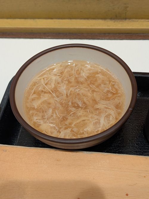 肉寿司についてきた卵スープが嬉しい（筆者撮影）