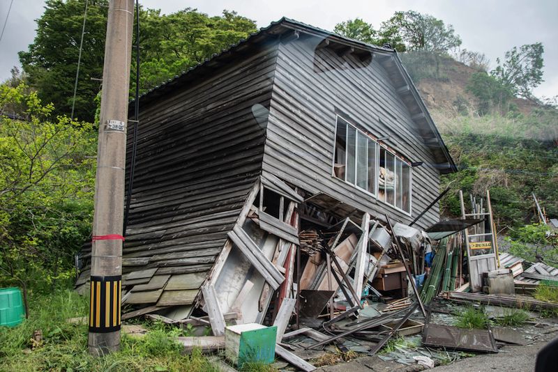 回転を伴う揺れで1階部分が潰れた建物も多く見られた（筆者撮影）