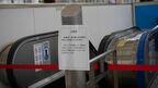 JR横須賀線、武蔵小杉駅のホームには貼り紙が