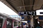 快速は「Fast」と表示、各駅停車とは別の線路を走る 