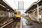 多磨駅の構内踏切から是政方面を見る。線路上に