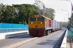 国境の橋、タイ＝ラオス友好橋を渡る国際列車