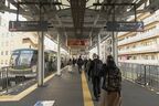 JRからの乗り換え客が多く、終日にぎわう五反田駅