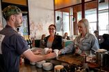 人々の生活に独自のコーヒー文化が溶け込んでいる（©オーストラリア政府観光局）