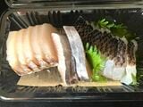 和則さんが獲った魚の刺し身。左からサワラ、サワラのえんがわ、ホタ（アオダイ、ウンギャルマツ）（筆者撮影）
