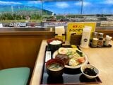 ハンバーグ定食越しの鉄道ジオラマ（筆者撮影）