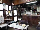 内装は船大工が手掛けた。窓際のテーブルとベンチシートは壁に引っ付いている（筆者撮影）