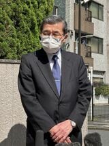 3月、記者団の取材に応じる元国土交通省事務次官の本田勝氏（写真：時事）
