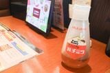 一時期、卓上からなくしてドリンクコーナーに設置したものの、客からの要望が多くすぐにテーブルに復活したという（筆者撮影）
