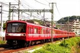 2000形は後継車の2100形登場後3ドアロングシート車に改造され、塗装も従来車と同じ白帯となった（撮影：南正時）