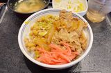 ご飯の上に、牛小鉢と納豆を乗せて食べる。紅生姜の酸味が食欲を増進させます（写真：筆者撮影）