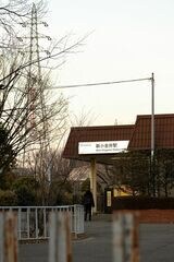 新小金井駅前の広場には古レールを使った柵も（筆者撮影）