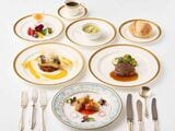 季節ごとに変わる特別メニューの夏バージョン。複数の料理がテーブルに並んでいる。