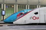 フランス国鉄が誇るフルサービスのTGV（手前）と格安高速列車のOuigo（ウイゴ、奥）（撮影：橋爪智之）