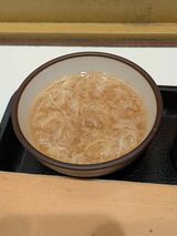 肉寿司についてきた卵スープが嬉しい（筆者撮影）