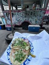 メキシカン・タコスのフードトラック「ティーダス・タコス」。タコス2つで計9ドル（約1390円）（筆者撮影）