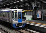 開業前の桜並木駅を通過する普通電車（記者撮影）