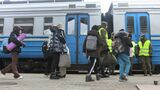 ポーランドのウクライナ国境駅、プシェミシルに停車するウクライナ鉄道の列車と避難民ら（撮影：橋爪智之）