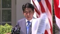 日米会見､安倍首相を襲った｢突風｣の悲哀 <動画>｢慰安婦問題｣について説明中に春風