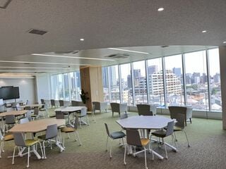 品川翔英中学校高等学校の図書室「INNOMAG（イノマグ）」