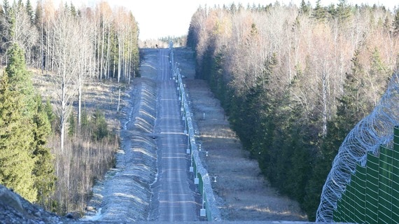 フィンランドのロシア国境に築かれたフェンス