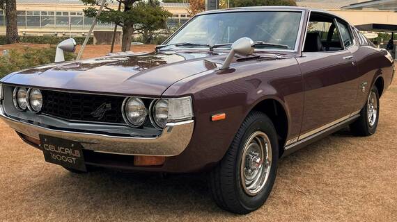 1970年に発売されたトヨタの初代セリカ。日本初のスペシャリティカーとして登場し、2ドアハードトップクーペのボディを採用