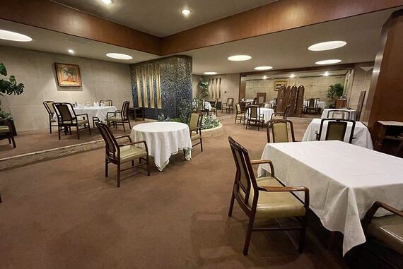 地階にあるグリルの店内