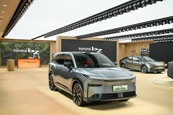 好調のスタートを見せるトヨタの新型EV「bZ3X」(筆者撮影)