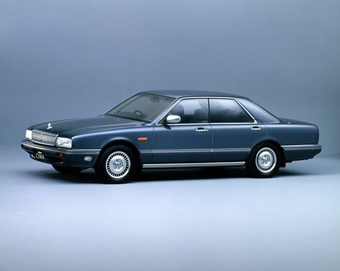 写真は初代にあたるFY31型シーマ(日産自動車)