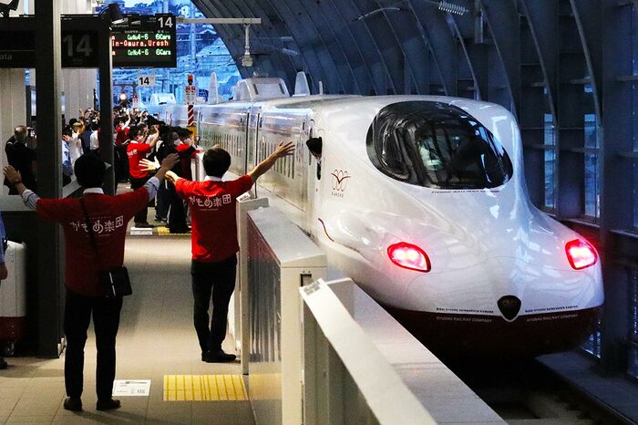 長崎駅を発車する西九州新幹線の上り一番列車「かもめ2号」