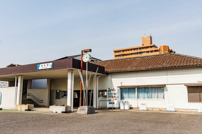 朝と夜に特急が停まる境町駅。