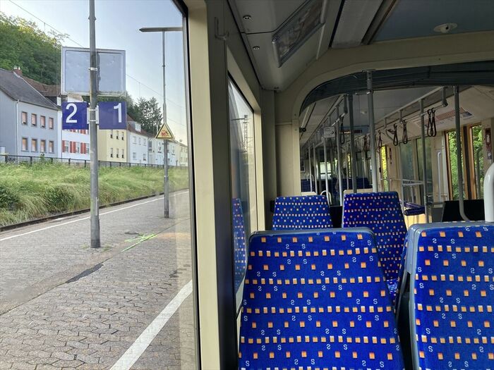 鉄道線の駅に停車中の車内から