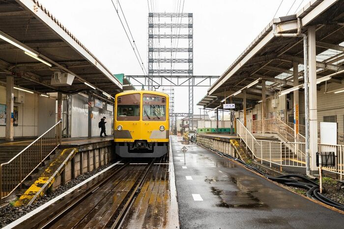 多磨駅の構内踏切から是政方面を見る。線路上に