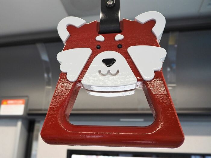 レッサーパンダの吊り革もある