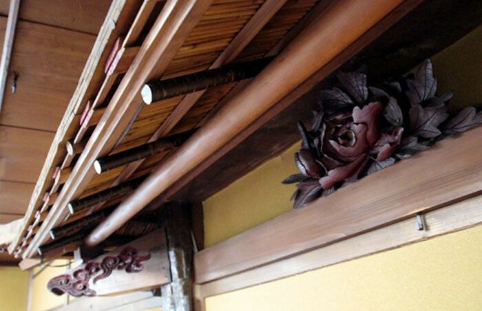 松の間の入り口には屋根がついている