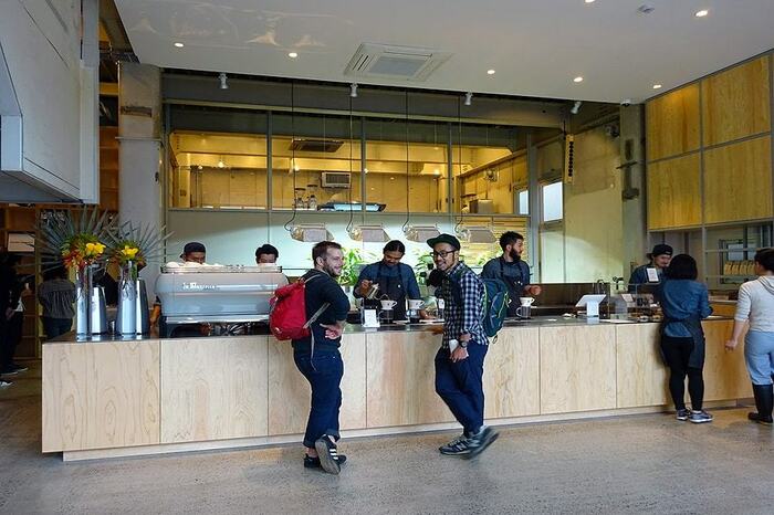 他店とは違いイスを減らし、立ち飲みや持ち帰りに注力する