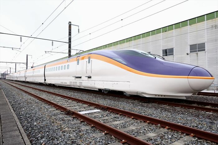 山形寄りの先頭車E821。こちらは普通車